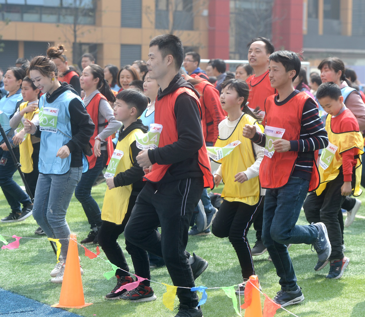 “哄”完夫人“哄”孩子伴成长 悦未来 跑步吧，爸爸(图2)